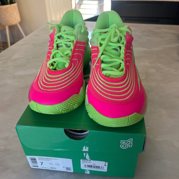 Men’s Giannis  Nike court shoes size 7 - Picture 1 of 4